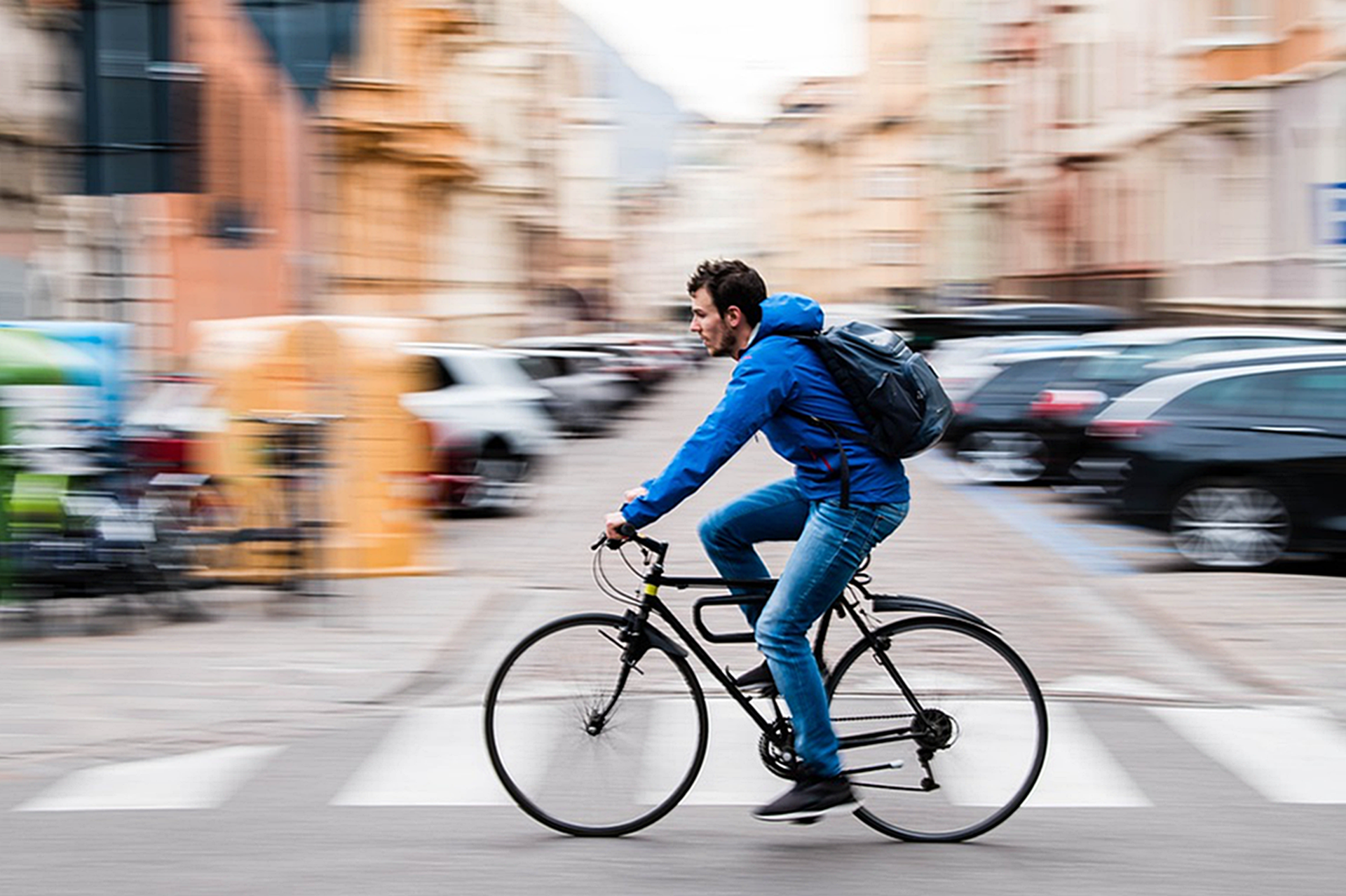 En man cyklar över en gata.
